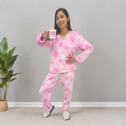 Pijama estampada rosado huellas fucsia termica dos piezas sencilla para mujer
